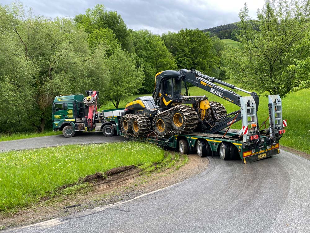 LKW mit Bagger